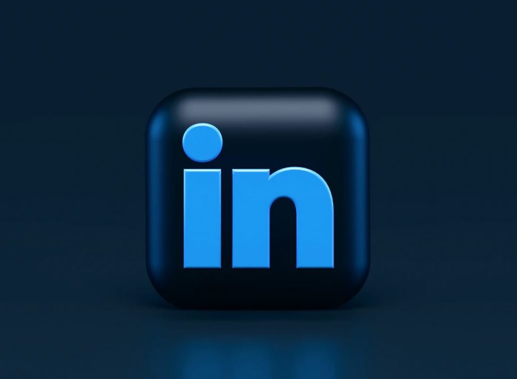 le logo du site linkeding en bleu clair sur fond noir