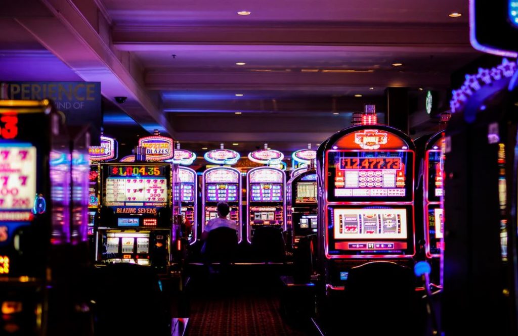 la salle des machines à sous d'un casino canadien